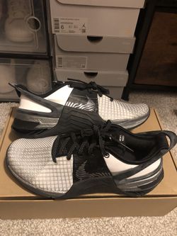 Women’s Nike Metcon 8 FlyEase