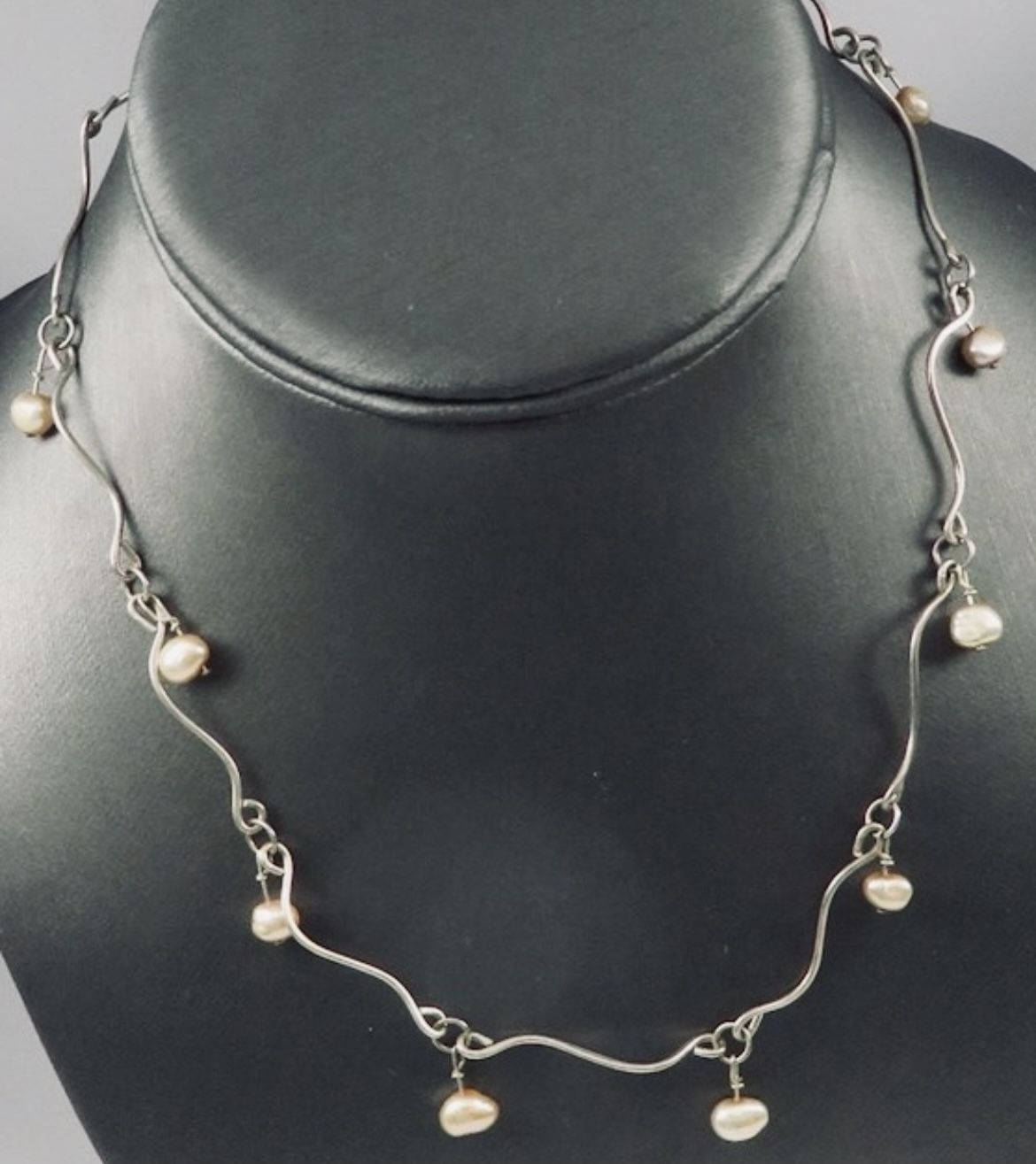 Pre-owned like new 925 Sterling Silver/Pearl Station choker