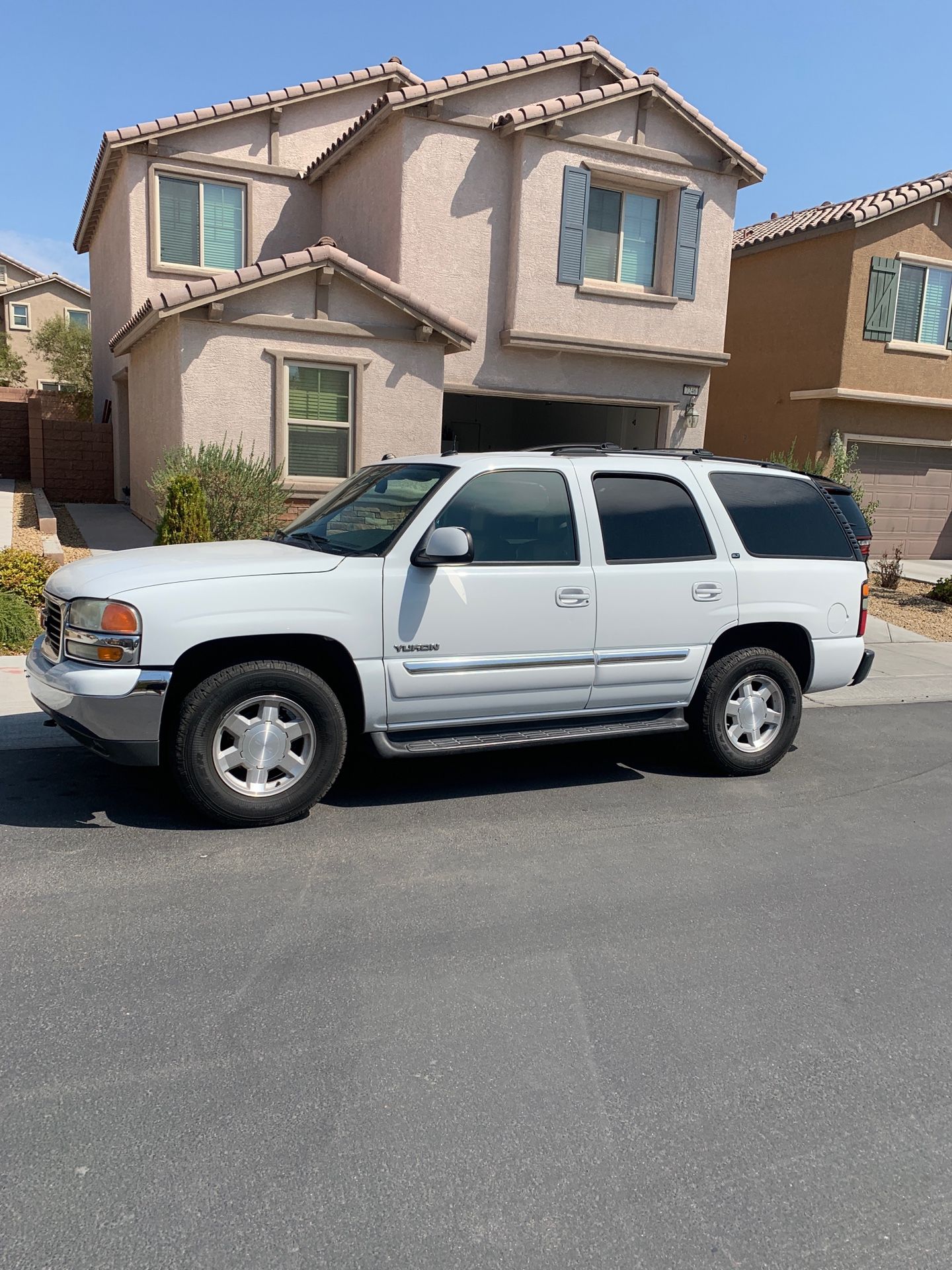 2003 GMC Yukon 4x4 5.3 L 220,000 miles runs excellent just had been serviced 2nd owner power everything a/c cold air
