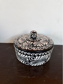 Mexican Talavera Tortilla Holder/ Tortillero, Pottery.