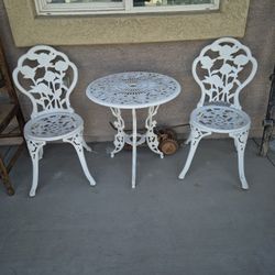 Patio Set Of Round Table With Two Chairs In Good Condition 