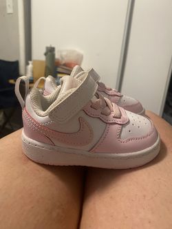Baby girl Nike Shoes pink and white size 4C