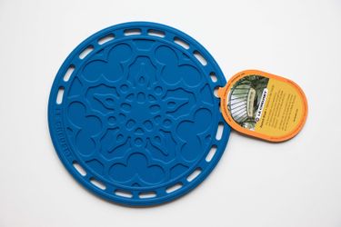 Le creuset silicone 8” trivet, Caribbean BNWT
