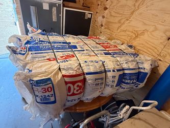 Johns Manville R-30 Kraft-Faced Fiberglass Insulation Batts