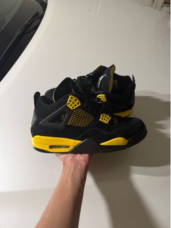 Jordan’s 4s yellow thunders