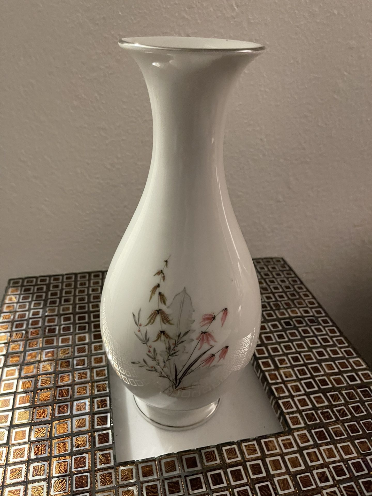 Antique Royal Duchess Of China Vase - Mountain bell Pattern And In MINT CONDITION 