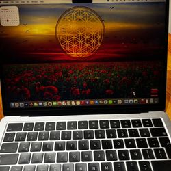 Excellent 2022 Apple MacBook Air 13" M2, 8GB RAM, 256GB SSD MLY33LL/A Spanishkey