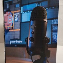 Blue Microphones - Blue Yeti Professional Multi-Pattern USB Condenser Microphone