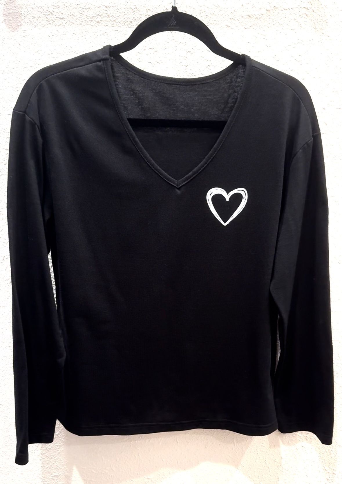 New. Women’s Size Large V Neck Long Sleeve Graphic Heart Tee 