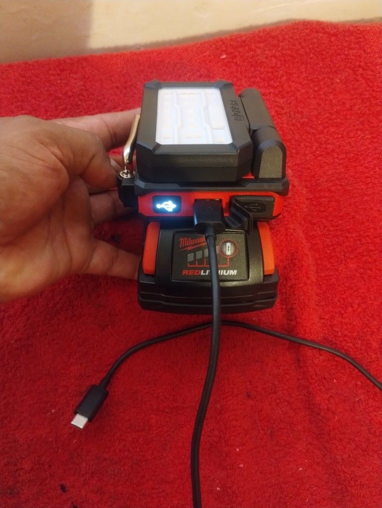 M18 MILWAUKEE Ligth Charger Cell TOOL Y Batería $125