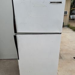 (GENERAL ELECTRIC TWO DOORS WHITE REFRIGERATOR)