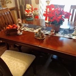 Beautiful dining room table & chairs , with matching Hutch ..The wood carving is beautiful In
