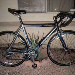 700x25c. TREK 1000 ROAD RACING BIKE.56cm. (L). Aluminum & Carbon Fiber Frame👌🏼