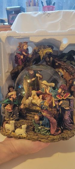 Musical waterglobe Baby Jesus Manger