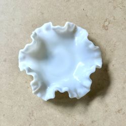 Pretty vintage white milk glass ruffle bowl dish