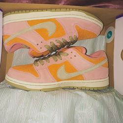 NIKE SB DUNK LOW SHOES