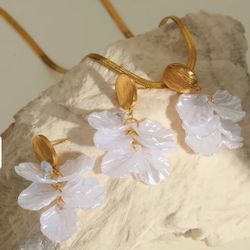 S26- Beautiful Set, Necklace And Earrings!