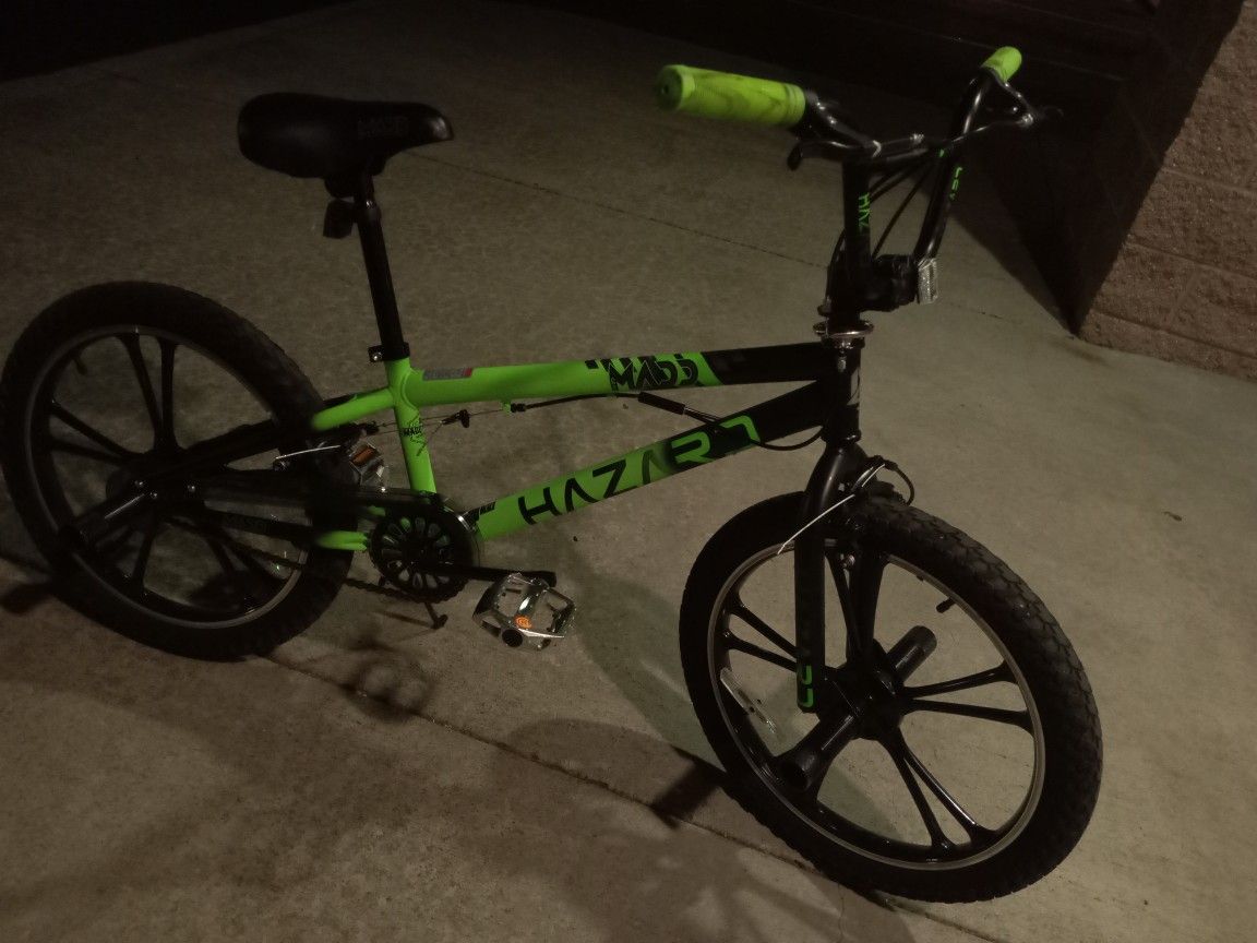 Hazard Madd Gear Mag Wheels BMX Bike 20" w/ Front and Rear Pegs