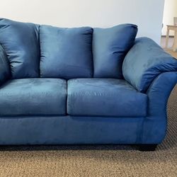 👉Darcy Blue Loveseat
Ashley Furniture$10 Down Payment Financing And Delivery Available 