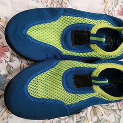New Water shoes Size 11/12 In Kids