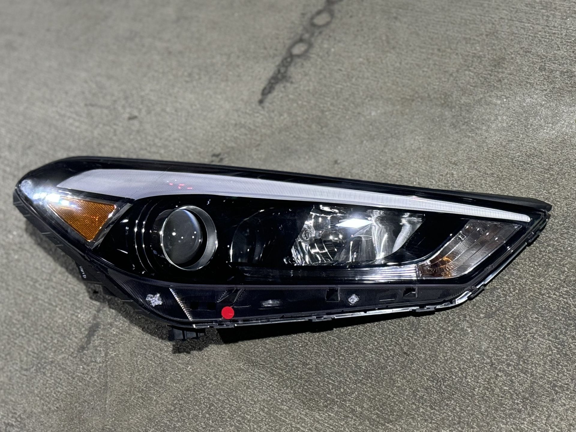 Hyundai Tucson Right Side Headlight
