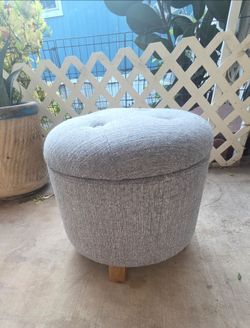 Grat Textured Round Tufted Ottoman