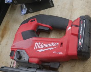 Milwaukee 2737-20 M18 FUEL brushless Jigsaw with 18V 2AH battery CHARGER USED. TESTED. IN A GOOD WORKING ORDER. F(contact info removed)2.