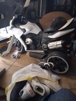KIDS RIDE ON MOTERCYCLE,HAS BATTERY AND CHARGER