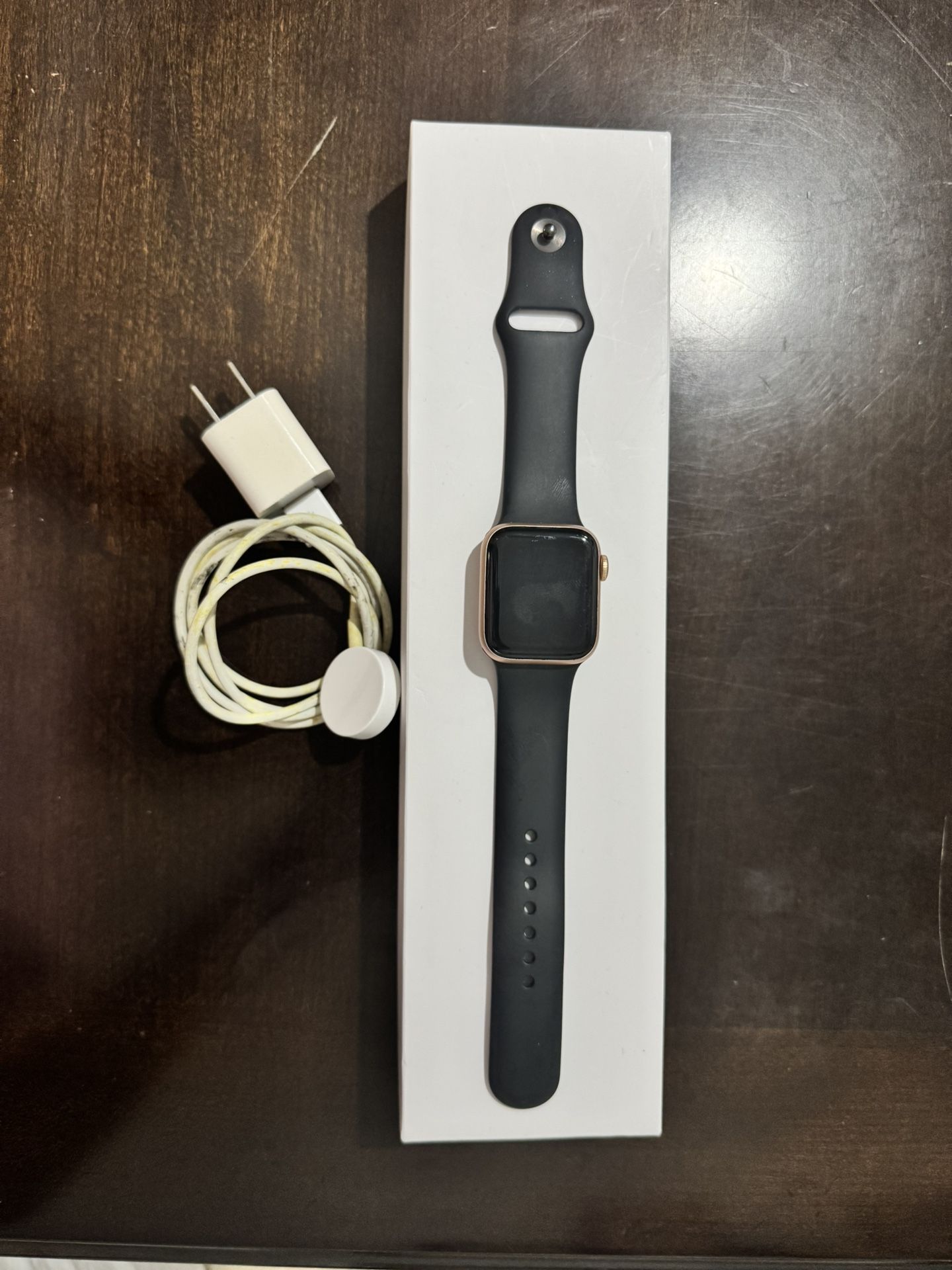 Apple Watch SE (40mm, Gold Aluminum Case with Black Sport Band)