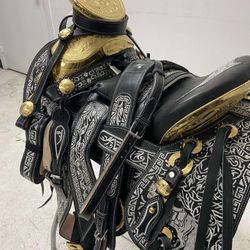 Nuevas monturas charras bordadas con todo el Herrage,los estribos y el fuste chapeado en Oro