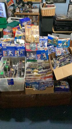 100x starting lineup action figure investor lot MLB & NFL Hall of Famers & Stars Hank Aaron, Roberto Clemente, Frank, Thomas, Marc McGwire, Tony Gwynn