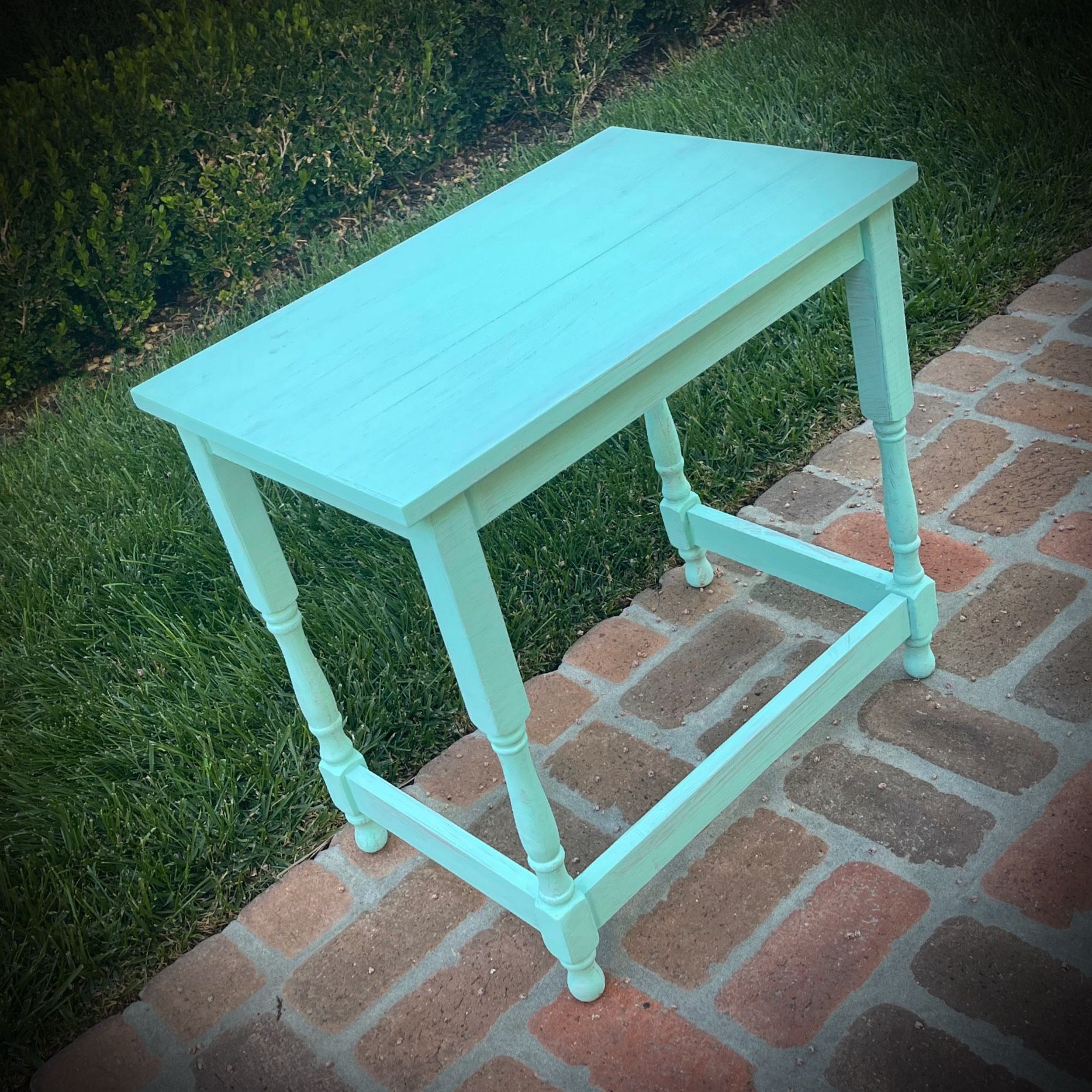 EARLY AMERICAN STYLE Original Vintage Antique Side/Lamp/Accent/Bedside/End Table STURDY Spindle Legs SOLID WOOD Colonial Design TIFFANY