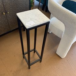Kalju Pedestal Table