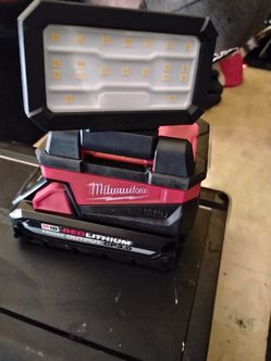 🔴 Milwaukee M18 RedLithium High Output CP3.0 Battery + LED Work Light