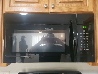 Frigidaire 1000W Over-the-Range Microwave – Black (Excellent Condition)