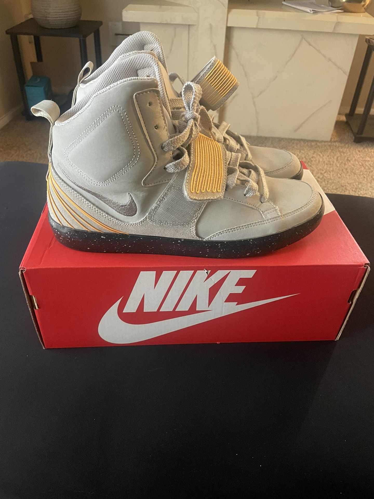 Nike NSW Skystepper Dusty Grey/Metallic Pewter-Laser Orange