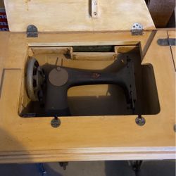 Antique Singer Sewing Machine In Original Cabinet 