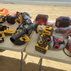 DEWALT
20V MAX Brushless Cordless
1/2 in. Hammer Drill/Driver with
FLEXVOLT ADVANTAGE  And 6.0ah FLEXVOLT Battery 