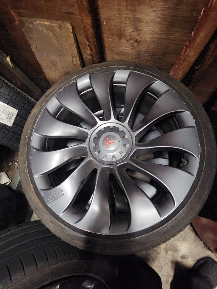 275/35/21 & 255/35/21 Tesla Rims