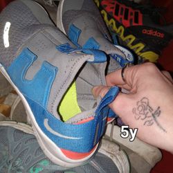 Nike shoes size 5y