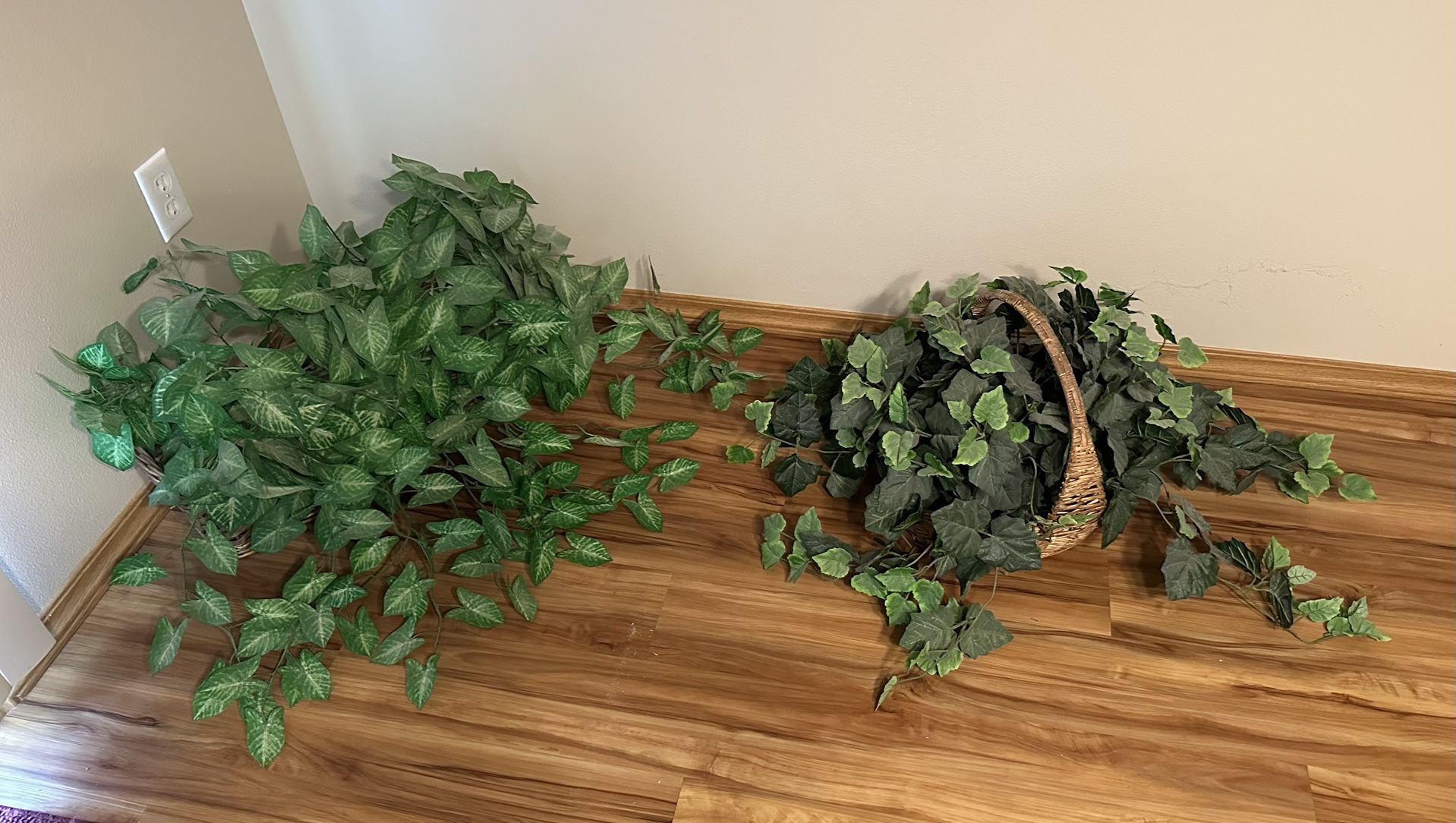 🌿🍃Pair of fake plants in baskets. Both for $25 or $15 for 1. Smoke and pet free home! PU near Kennewick Walmart