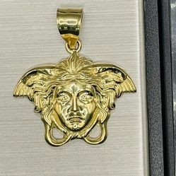 10 KT Gold Charm