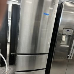 24’ Inches Wide Studio Size GE BOTTOM FREEZER REFRIGERATOR STAINLESS STEEL BRAND NEW OPEN BOX!!!!