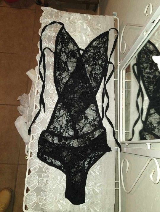 NEW WITHOUT TAGS BLACK LACE ONESIE TEDDY BODYSUIT BABYDOLL LINGERIE ONE SIZE FITS MOST