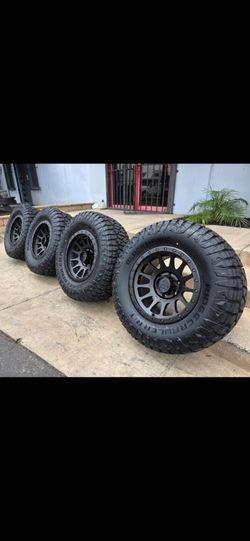 17" LOCK w/ 33x12.50R17 Tires