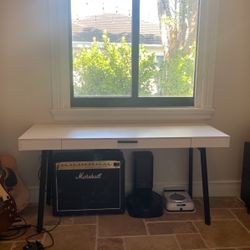 Modern Desktop White & Black