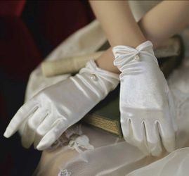 Wrist Length Pleat & Pearl Bridal Gloves