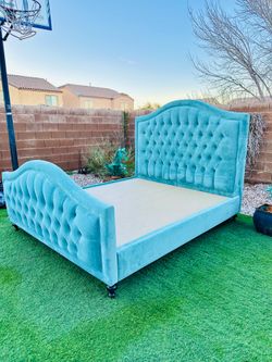 BEAUTIFUL CUSTOM UPHOLSTERED TUFTED CAL KING BED FRAME ( MADE-TO-ORDER BED) ( FREE DELIVERY 🚚 FIRST FLOOR -INSTALLATION NOT INCLUDED ) LIKE NEW 🥰 OR
