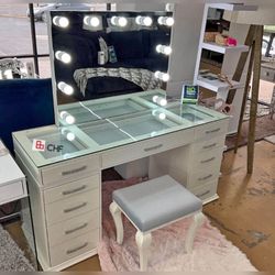 Beautiful Glam vanity Set with stool 🌲christmas speacials 🌲