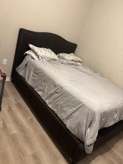 Queen bed set with mattress and boxspring included